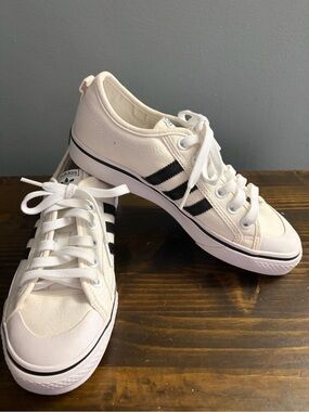 Adidas Men’s Nizza White Sneakers with Black Three-Stripes Men’s 6.5, Women’s 8